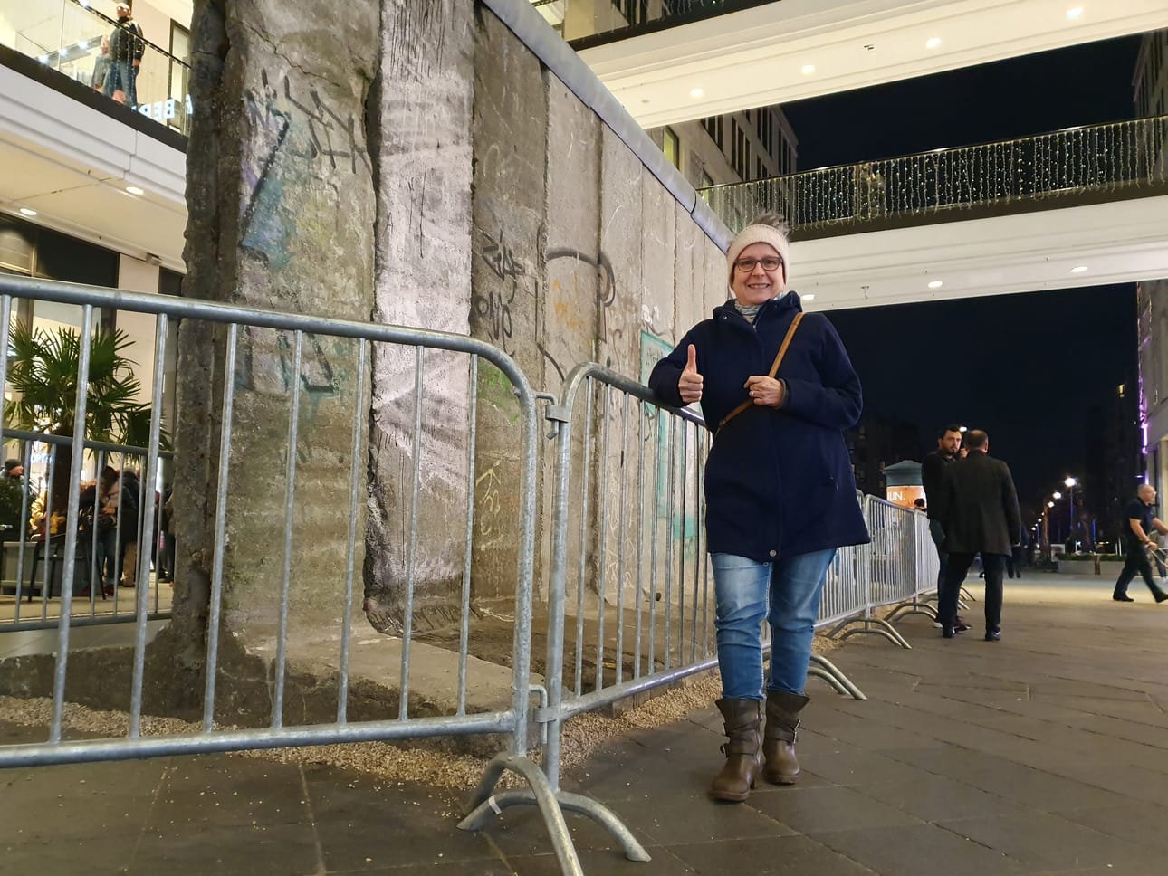 Berliiniläinen Gaby Kraft kertoo hakanneensa muuria alas muiden mukana 30 vuotta sitten. Muistoksi otetut palaset ovat vuosien kuluessa päässeet katoamaan.