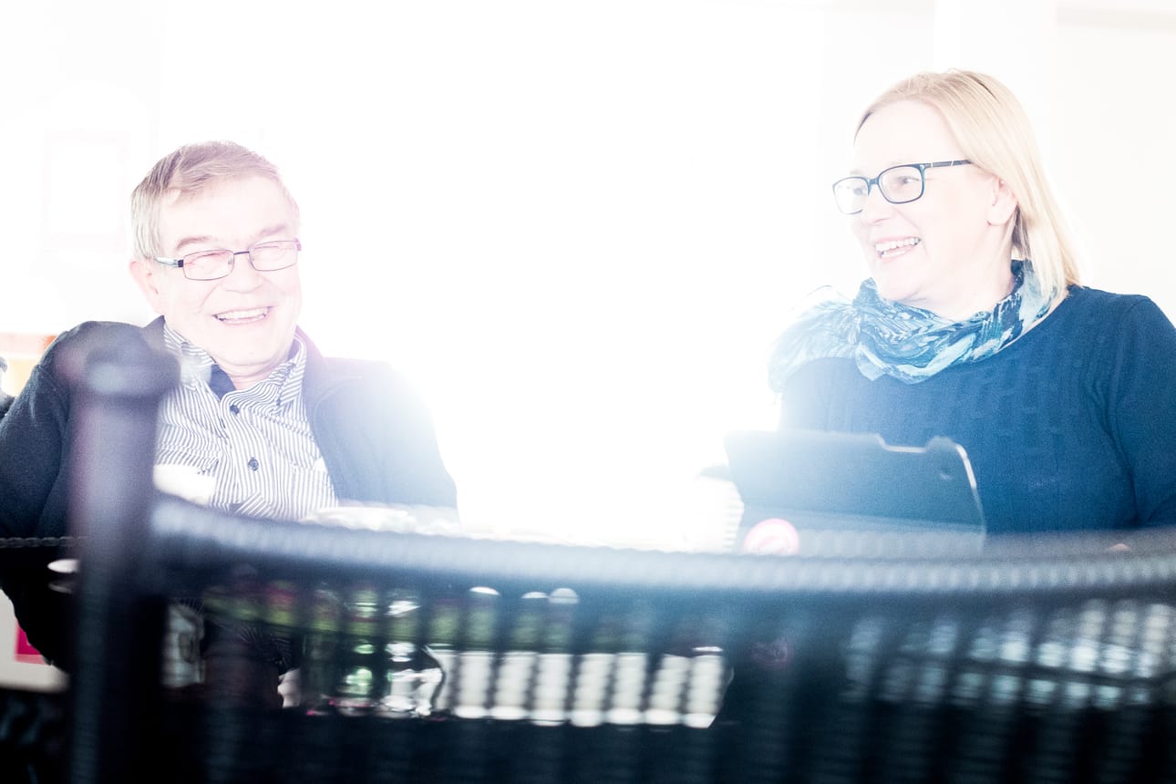 Kansanedustajat Niilo Keränen ja Ulla Parviainen iloitsevat päivystyksen jatkumisesta. Arkistokuva.