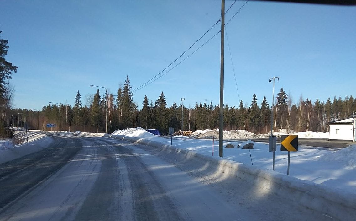 Kaupungin uudelle keskuskeittiölle kaavailtu teollisuustontti sijaitsee Alahärmässä Härmäntiellä, kuvasta päätielle päin metsäalueen kohdalla. Kaupunginhallitus päätti keittiöasiasta maanantaina.