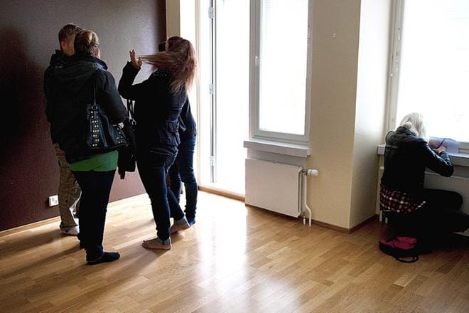 Nuorten ja nuorten aikuisten into hankkia omistusasuntoja on heikentynyt. Ensiasunnon ostajien määrä on vähentynyt ja alle 40-vuotiaiden asuntovelallisten määrä laskenut. Valtio tukee nuoria asuntosäästäjiä uudelleen suosioon nousseella asp-lainalla. KUVA: EVELIN KASK