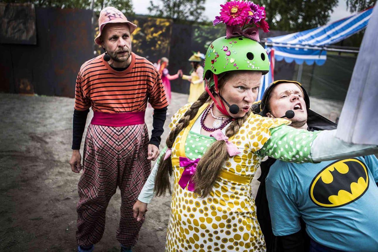 Konttisen kesäteatteri. Hölmöläisten kyläsirkuksen lavalla nähdään muun muassa Joni Kuokkanen, Nora Reku ja Eino Hantula