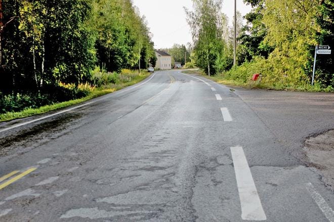 Onnettomuus tapahtui noin kymmenen kilometrin päässä Peräseinäjoelta. Pelastustoimi kuljetti kolariautot pois paikalta aikaisin aamulla. KUVA: Heikki Hakanen