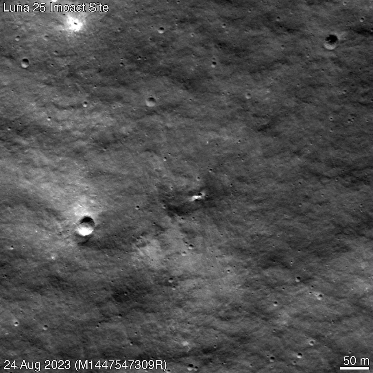 Kuusta on löytynyt uusi kraatteri, jonka todennäköisesti on aiheuttanut parisen viikkoa sitten tuhoutunut Venäjän kuulaskeutuja. LEHTIKUVA/AFP/Nasa