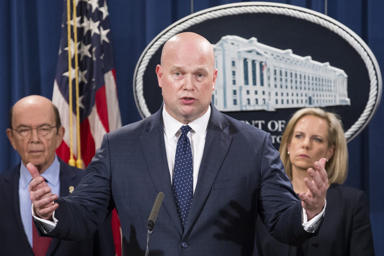 Yhdysvaltain virkaa tekevä oikeusministeri Matthew G. Whitaker puhui lehdistötilaisuudessa. Taustalla kauppaministeri Wilbur Ross ja sisäisen turvallisuuden ministeri Kirstjen Nielsen.
