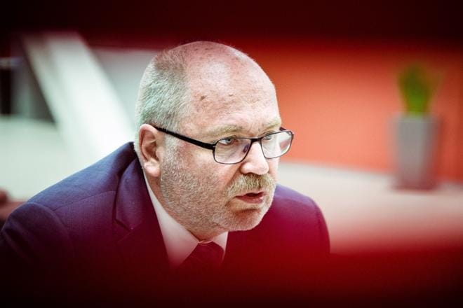 Kansanedustaja Eero Heinäluoma (sd.) pelkää vapaaehtoistyön vähenevän, kun suurten ikäluokkien voimat uupuvat. Mikäli näin käy, arvelee hän yhteiskunnan muuttuvan hieman aiempaa kovemmaksi. KUVA: MAIJA SAANIO