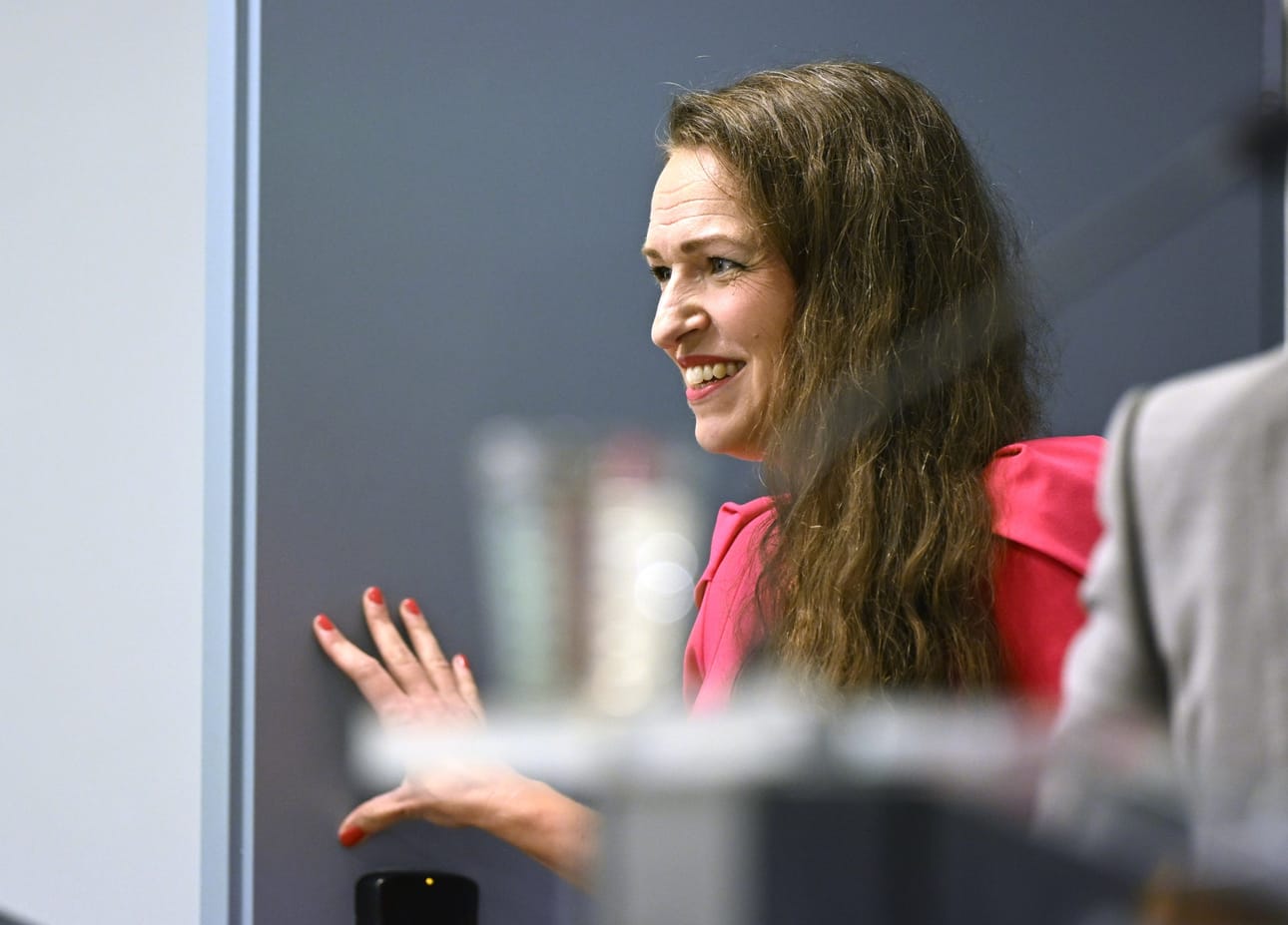 Kunta- ja alueministeri Anna-Kaisa Ikosen (kok.) mukaan huolet liittyvät täällä hetkellä erityisesti Lapin, Keski-Suomen, Vantaan ja Keravan, Kanta-Hämeen, Itä-Uudenmaan ja Satakunnan hyvinvointialueiden tilanteeseen. LEHTIKUVA / Antti Aimo-Koivisto