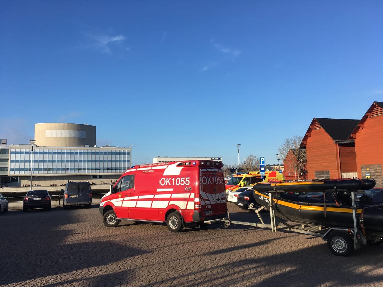 Pelastuslaitoksen ei tarvinnut laskea venettä vesille, sillä mies saatiin rantaan pintapelastajan avulla.