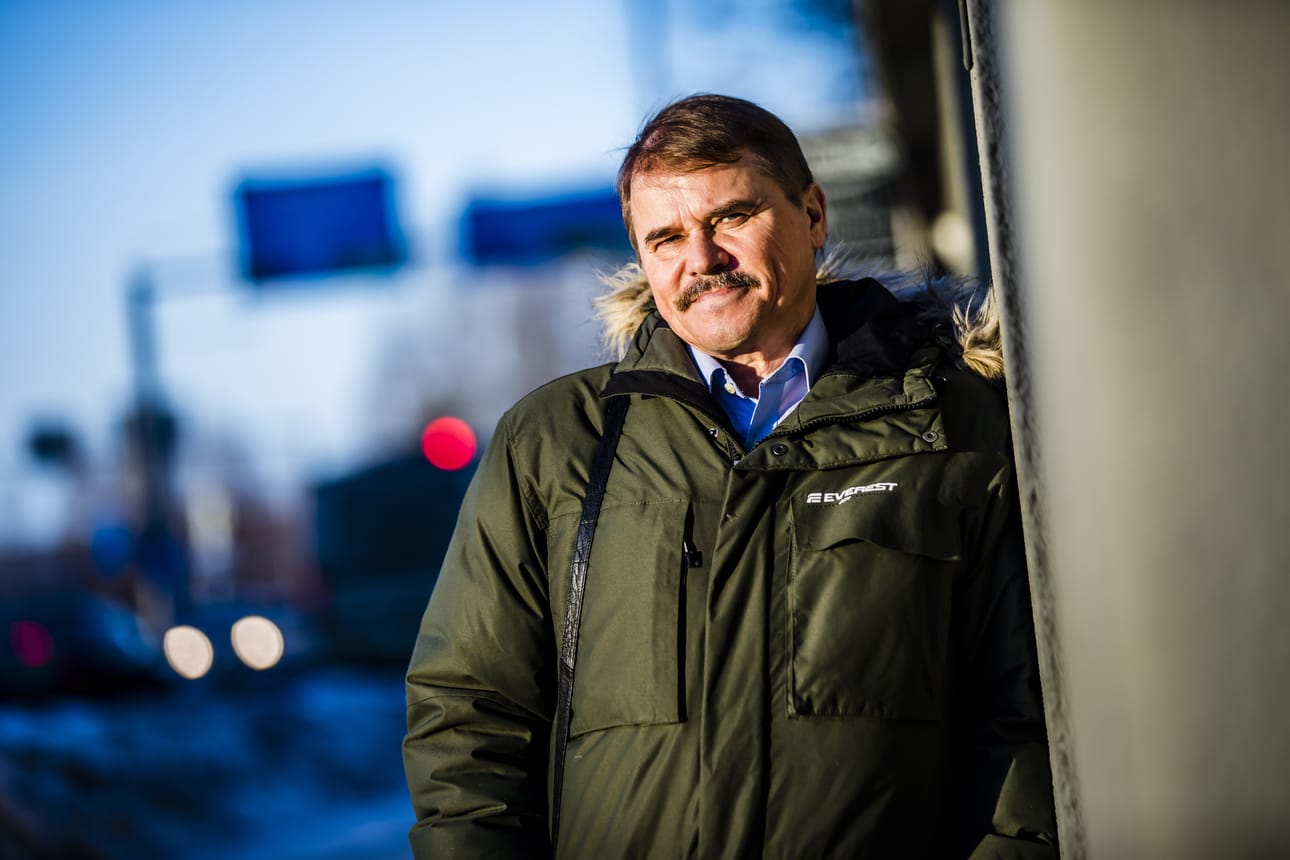 Koulutuslautakunnan puheenjohtaja Pertti Lakkala (kesk.) kysyy, miksi keskustelu säästöistä koskee vain osaa Rovaniemellä toimivia kouluja.