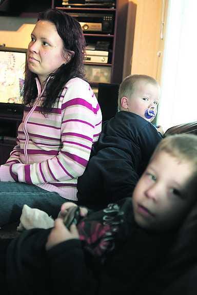 Syksyyn kotona. Paula Rapakko hoitaa lapsiaan Ronia ja Jereä kotona siihen saakka, kun Roni täyttää kolme vuotta. "On tärkeää, että kodin vaihtoehto tarjotaan", nelihenkisen perheen äiti sanoo.