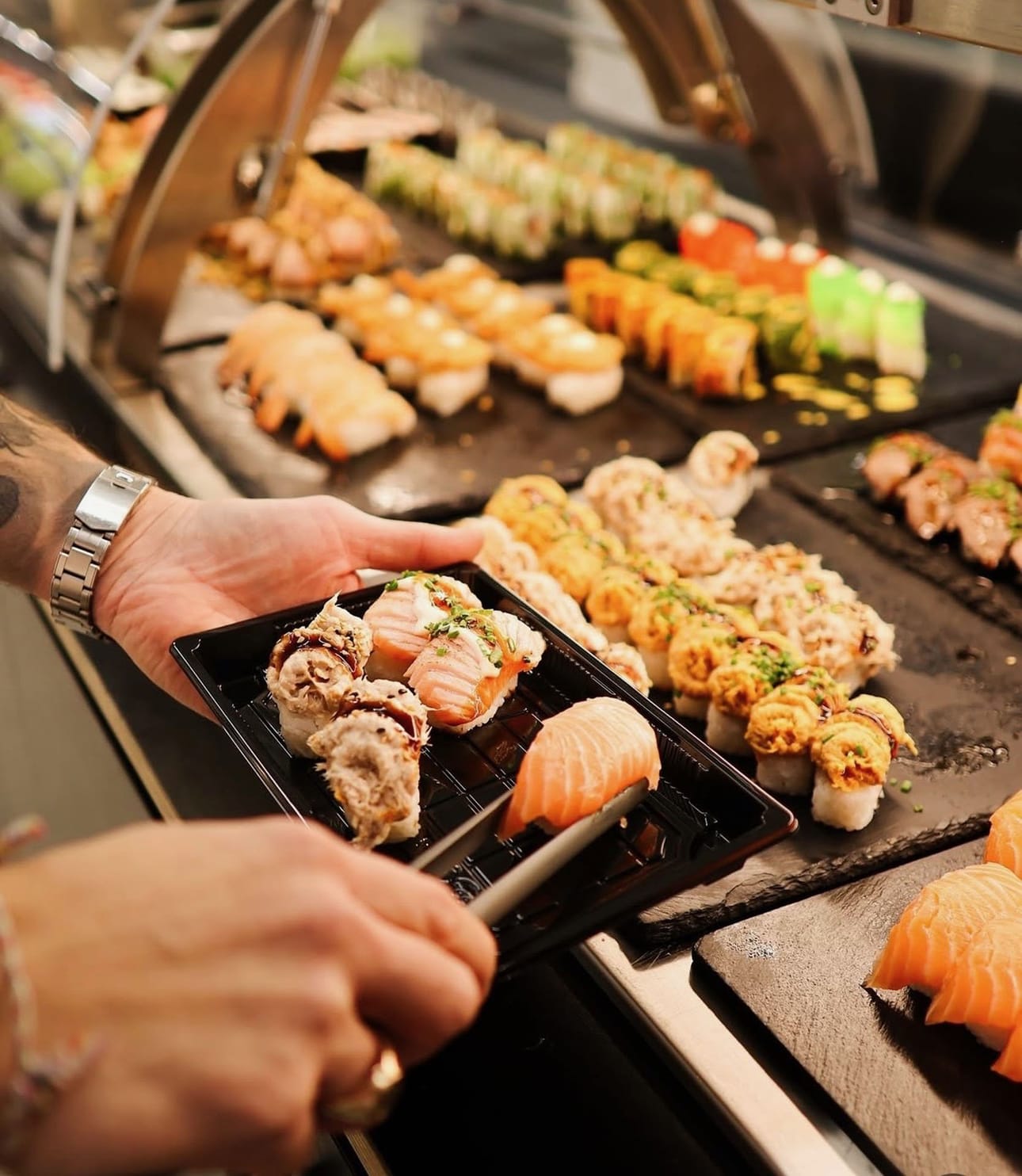 Sushi King valmistaa päivittäin tuoretta, käsitehtyä sushia kaupan tiloissa. ”Asiakkaat olivat jo pitkään toivoneet kauppaan sushibuffetia. Halusimme tietenkin alueen parhaan toimijan meille ja olemme iloisia että saimme yhteistyön aloitettua nopealla aikataululla”, Joonas sanoo.