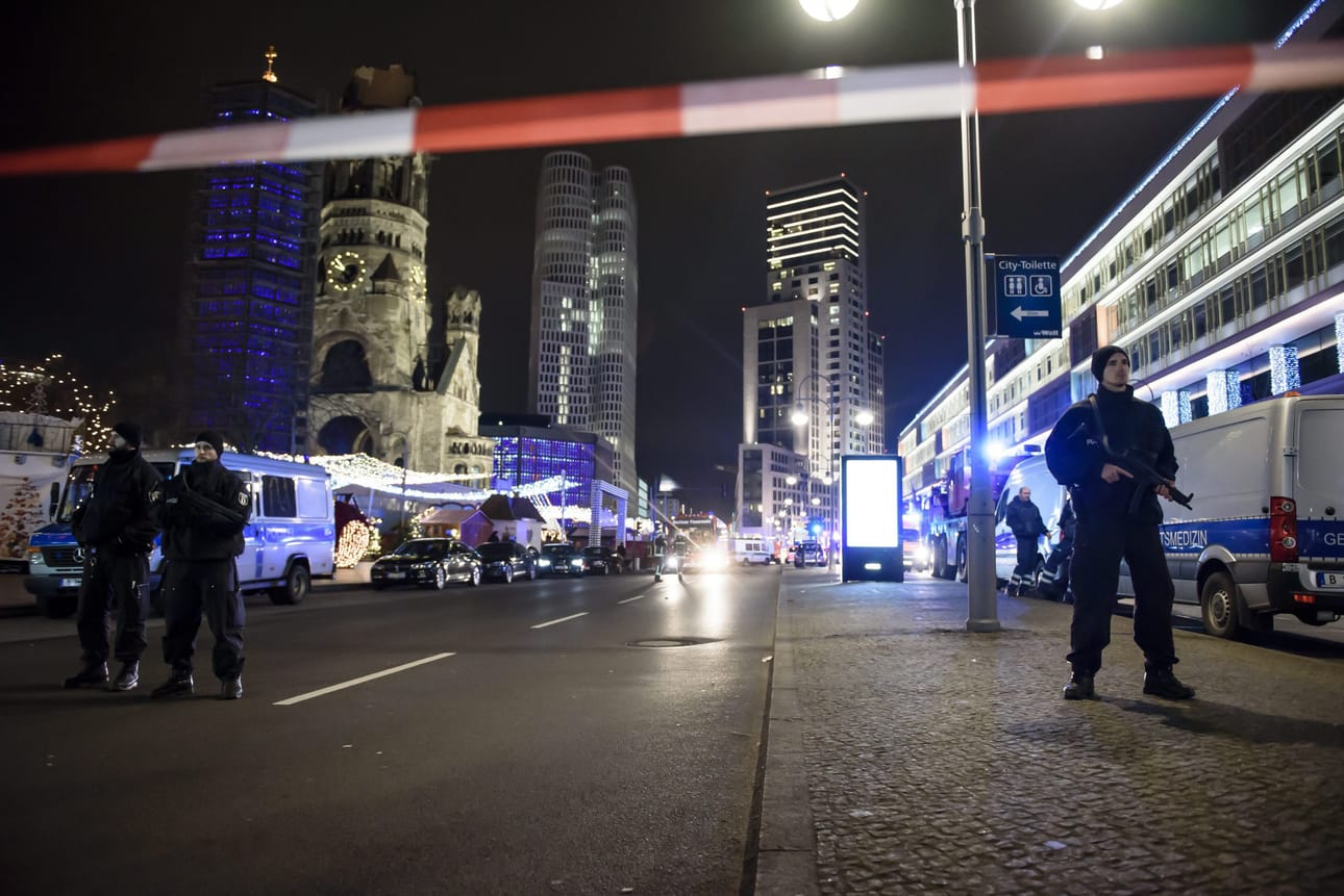 Yliajon tapahtumapaikka Breitscheidplatz on vilkas kauppapaikka. Aukion tunnetuimpia nähtävyyksiä on Keisari Vilhelmin muistokirkko.