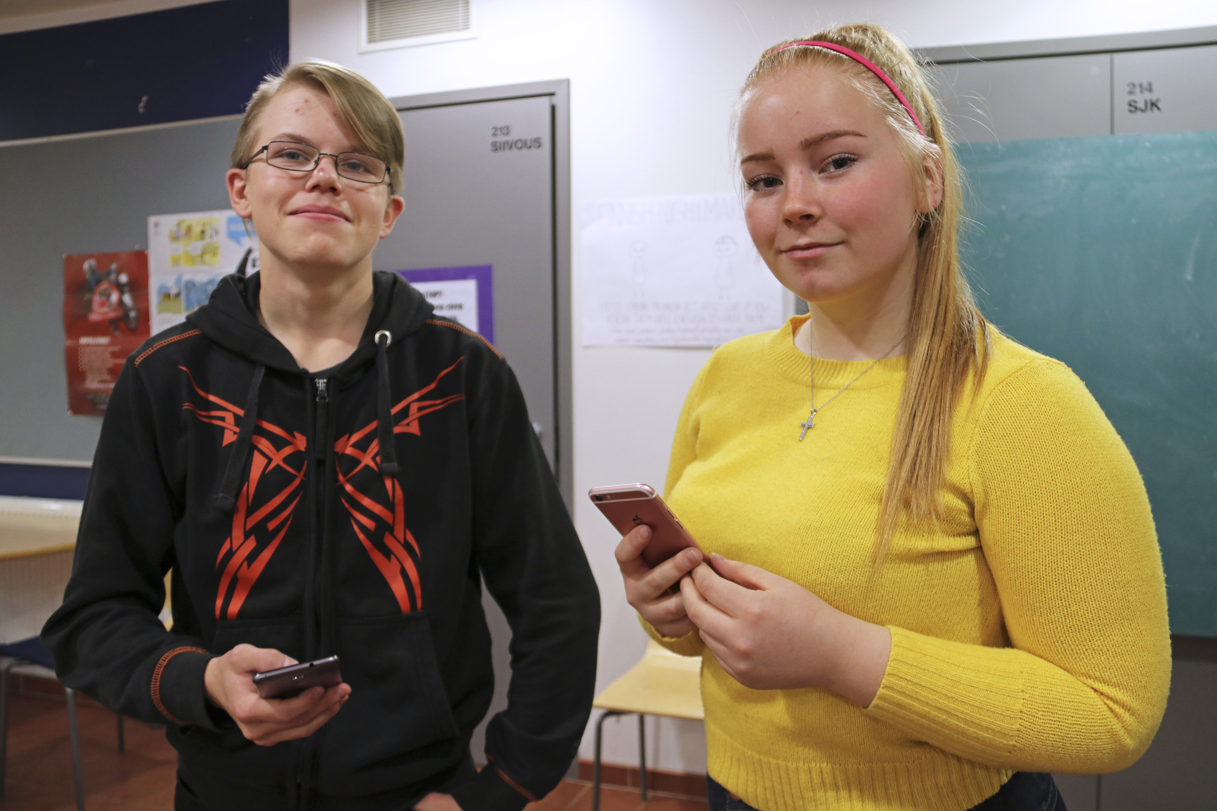 Nico Kyröllä ja Netta Räihällä puhelimet kulkevat koulussa mukana.