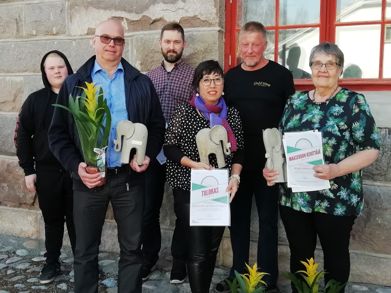 Kuvassa palkitut maaseudun toimijat: Takana vasemmalta MC Pyhäjoki Jimmy Suvanto, Olli Peltoniemi ja Antero Suni. Edessä vasemmalta Pekka Rajala, Jacqueline ja Maija Isokääntä.