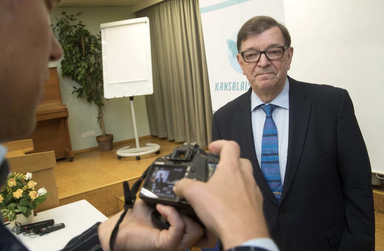 Paavo Väyrysellä pitäisi olla oikeus palata eduskuntaan. Varasijalta eduskuntaan päässyt Mikko Kärnä saataa kuitenkin haastaa Väyrysen valtakirjan laillisuuden.