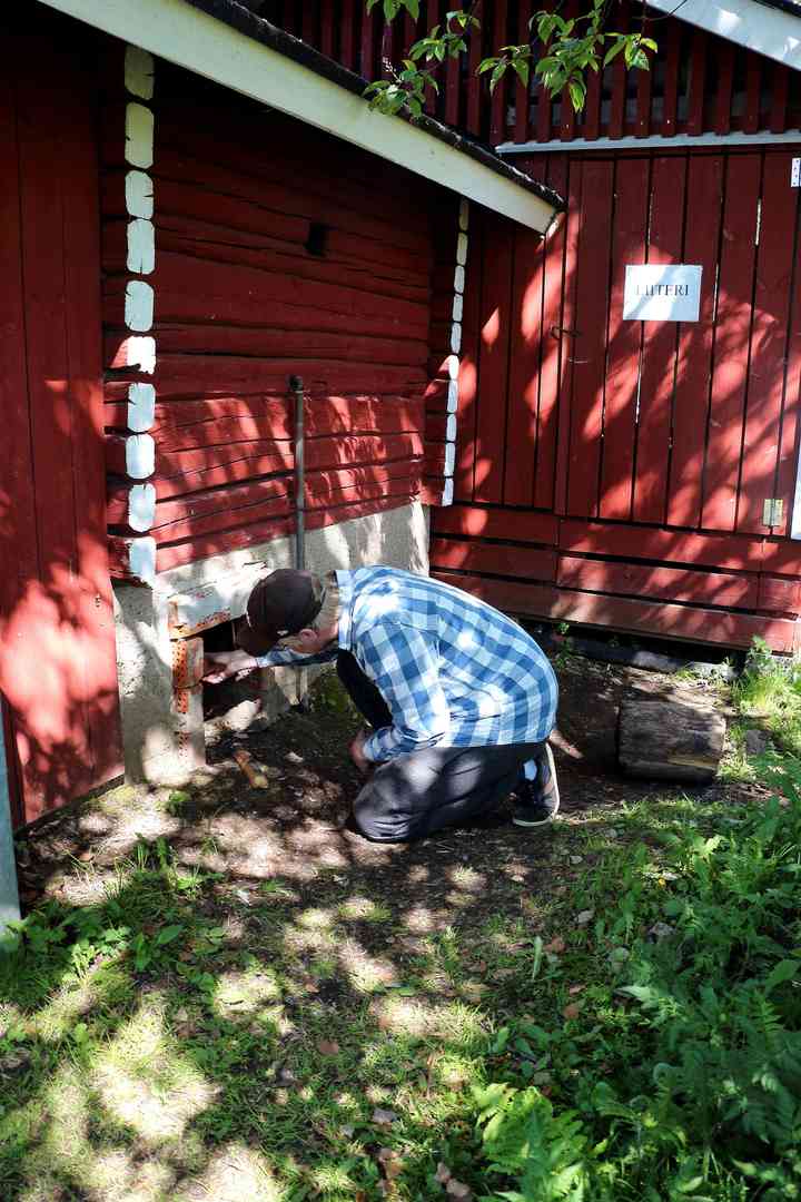 Uskokaa tai älkää, mutta Janne Matela lämmittää saunaa. Pihalta!