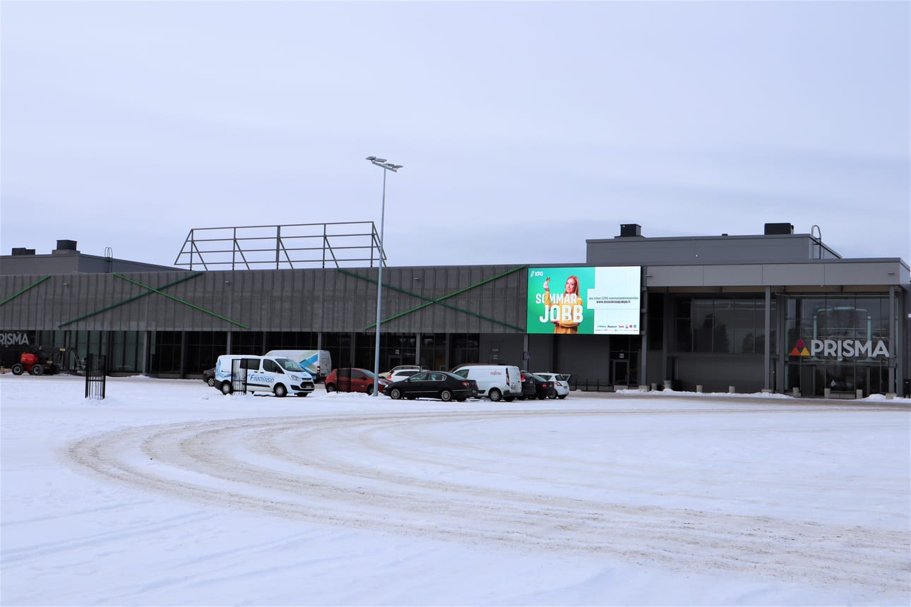 Maan pinnalla liiketilaa on noin 20 000 neliömetriä. Parkkipaikkoja on pihassa ja kellarissa yhteensä tuhat.