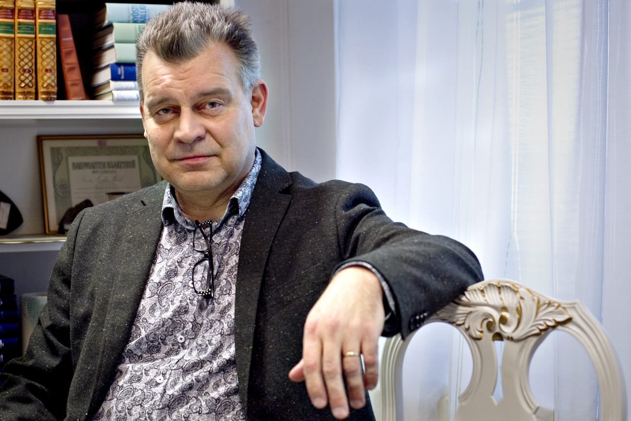 Kirurgi Harri Rajakorpi yllättyi viikonlopun päivystysvuorossa, kun hän ei saanut entiseen tapaan apua puhelinvaihteesta. Arkistokuva.