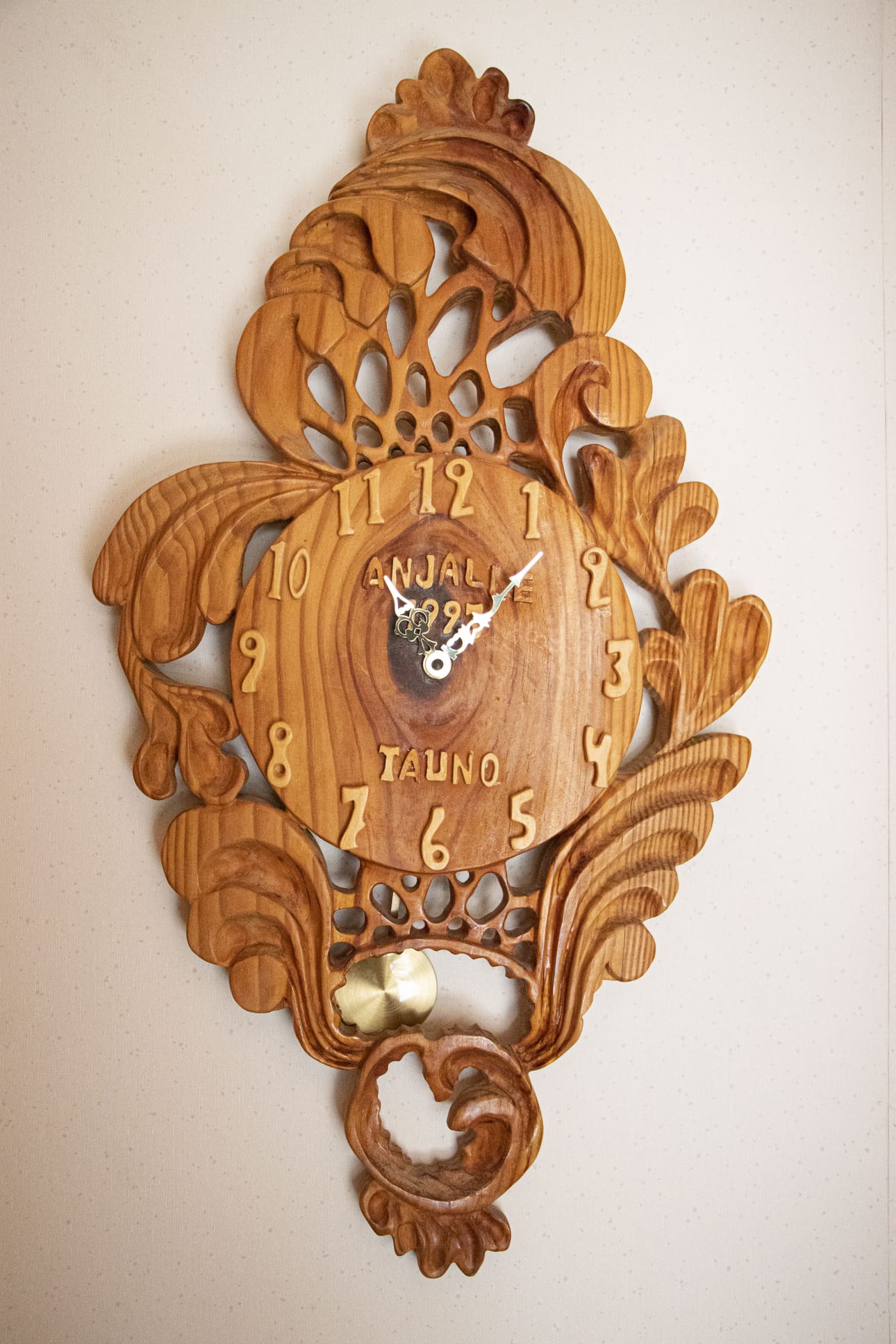 Tauno on tehnyt Anjalleen hienon kellon.