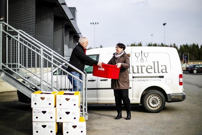Ravintoloitsija Miia Keski-Nikkola ei epäröinyt, kun kauppias Olli Pehkonen kysyi, voitaisiinko tasokasta ravintolaruokaa myydä annospakkauksina kaupassa. KUVAT: KRISTA LUOMA
