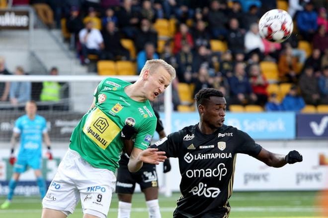 SJK pelasi edellisen kotipelinsä KPV:tä vastaan ja voitti 1-0. Kuvassa vääntävät KPV:n Simo Roiha ja SJK:n Jude Arthur. Kuva: Heikki Hakanen / Arkisto