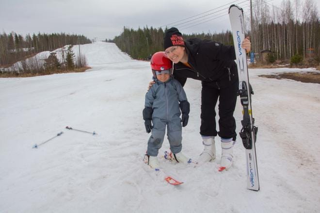 Oululainen Arvi Salmela on ensimmäistä kertaa suksilla rinteessä. Äiti Annakaisa kertoo, että perhe tuli Vimpeliin mökille pääsiäiseksi muun muassa Lakiksen aukiolon vuoksi. KUVA: JESSICA RISTIMÄKI