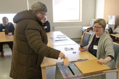 Pakkasen hellitettyä vaalihuoneen ovi kävi tiheään – Fanni ja Taneli Leinonen käyttivät ensimmäistä kertaa äänioikeuttaan presidentinvaaleissa