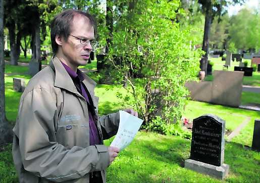 Osa historiaa. Puistopäällikkö Tuomo Vuontisjärvi kertoo, että merimies Abel Rautiaisen muistomerkki liittyy Oulun historiaan. Sellaisia hautakiviä ei poisteta.