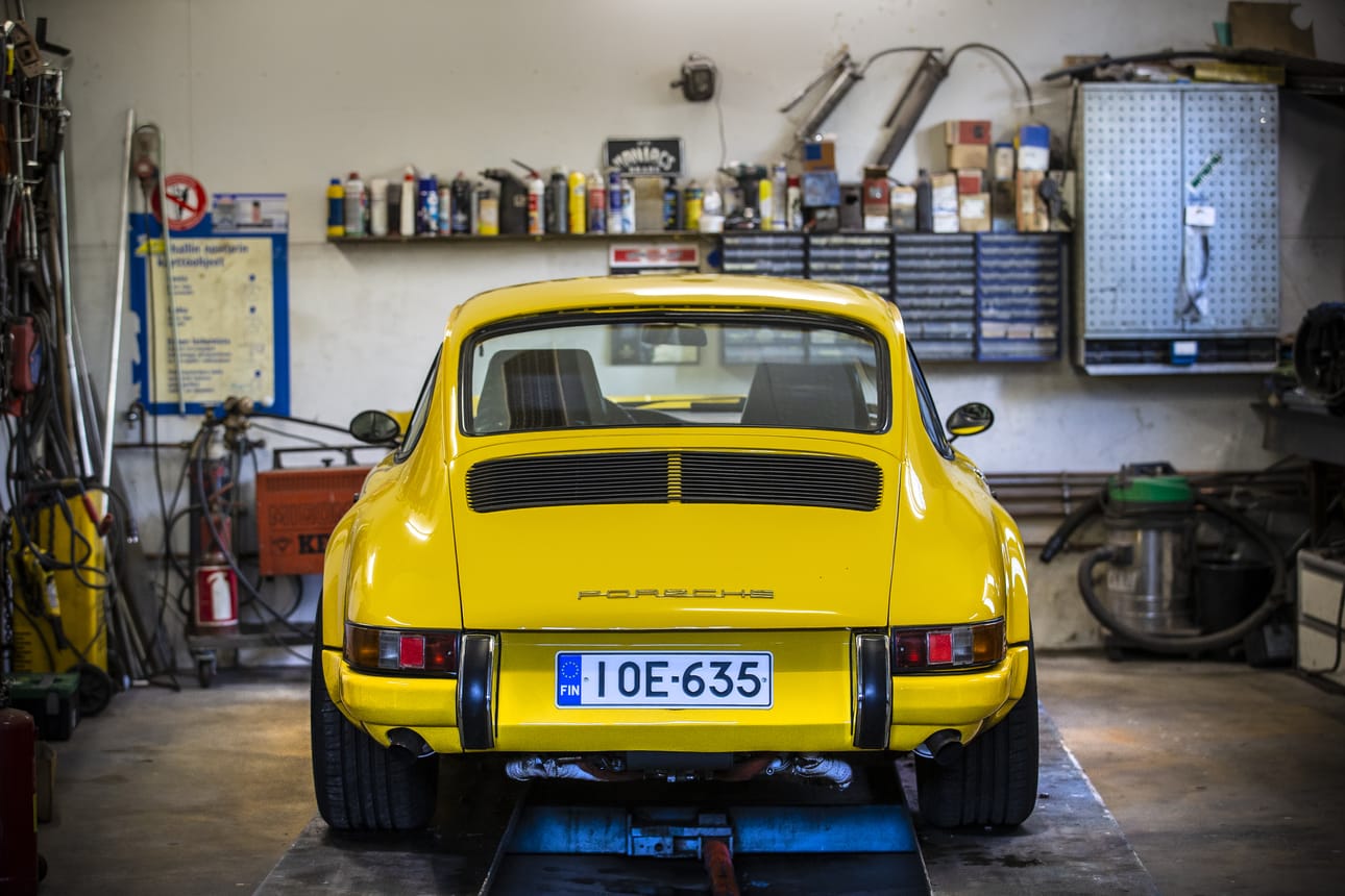 Porsche muuttui punaisesta keltaiseksi omistajan päätöksestä.