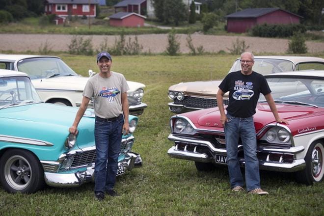 Jenkkiautoharrastajat Peter Törnroos ja Janne Richardsson kurvaavat lauantaina Sundomin pellolle esittelemään aarteitaan. Heidän menopeliensä lisäksi paikalle odotetaan yli 200 amerikanrautaa. KUVA: JARNO PELLINEN