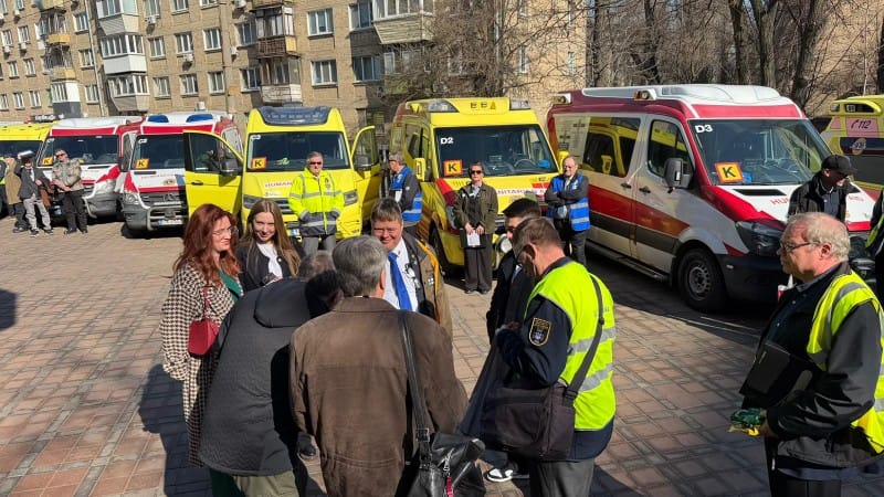 Ambulanssit ovat saapuneet Kiovaan, Dobrobutin sairaalan parkkialueelle.