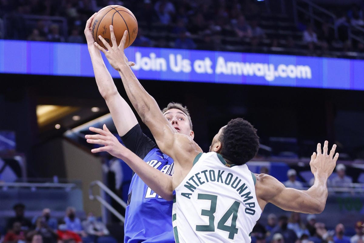 Kahdesti NBA:n arvokkaimmaksi pelaajaksi valittu Giannis Antetokounmpo heitti Milwaukeelle 33 pistettä, kun hallitseva mestari juhli vierasvoittoa. Lehtikuva/AFP