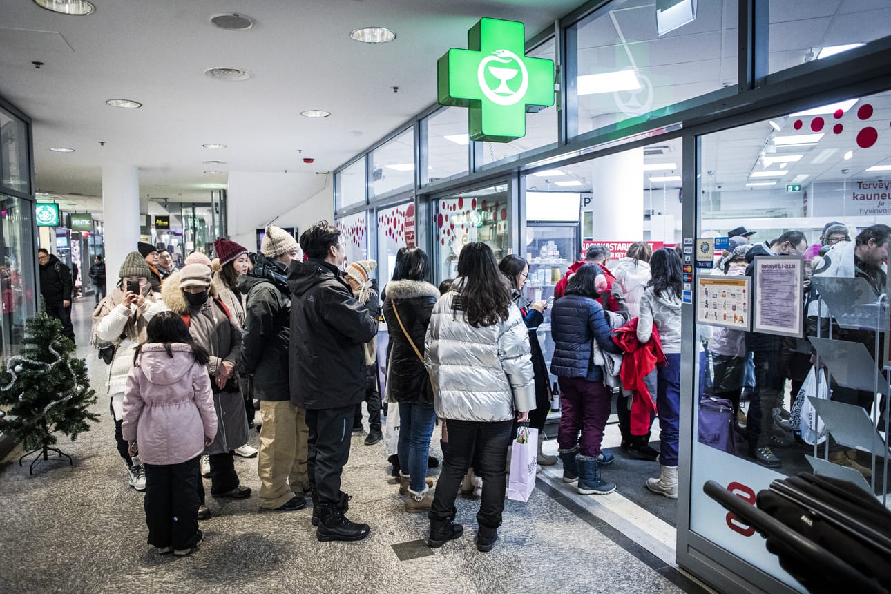 Kun tieto saapuvasta hengityssuojakuormasta tuli, jonoa Sampo Apteekkiin alkoi kertyä nopeasti.