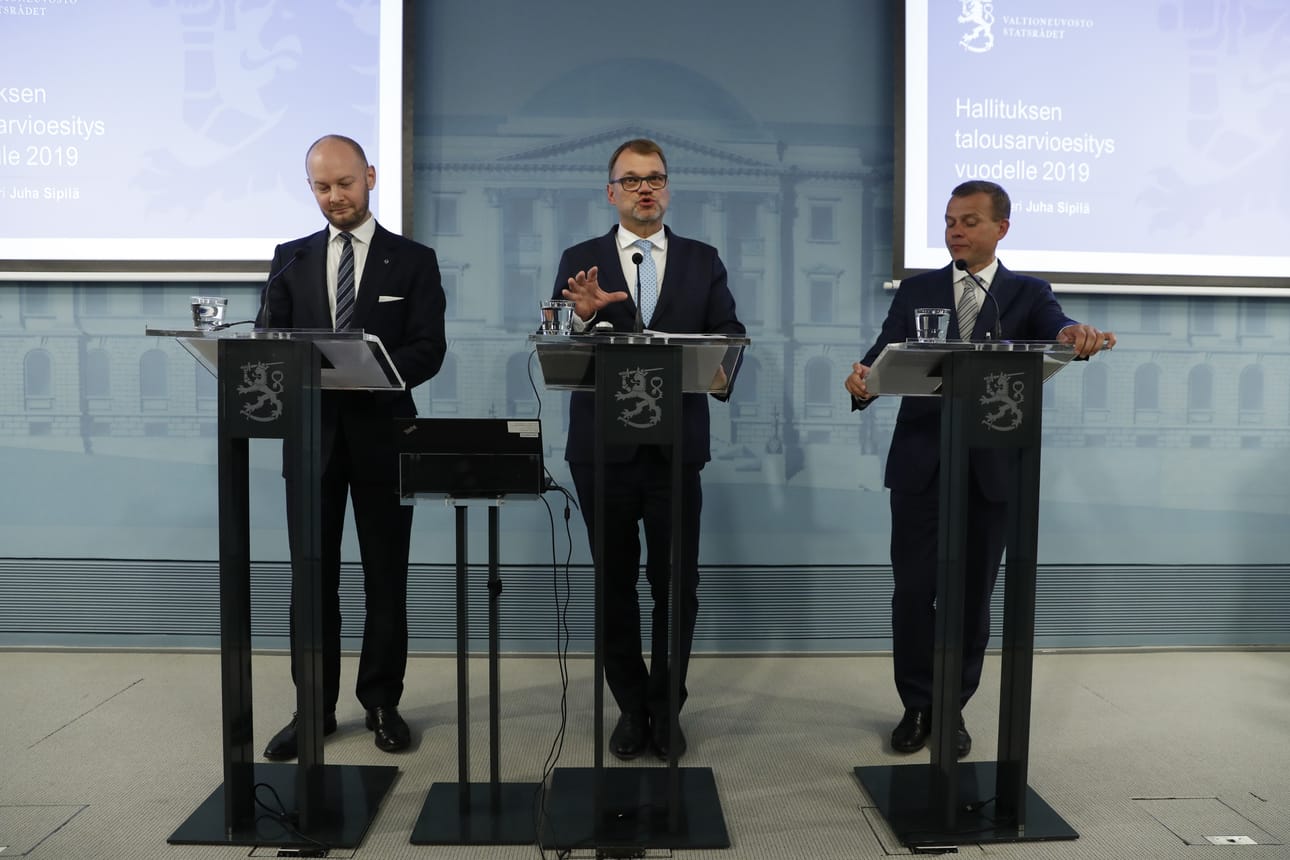 Ministerit Sampo Terho, Juha Sipilä ja Petteri Orpo esittelivät elokuun lopussa ensi vuoden budjettia. Esitys budjetista annettiin eduskunnalle perjantaina.