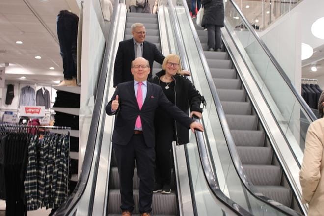 Sisarukset Pekka ja Liisa Halonen olivat tyytyväisiä Vaasan liikkeen avajaisiin. Pekka Halonen odotti sellaista asiakasmäärää vasta viikonloppuna. KUVA: TERHI EKOLA