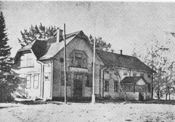 Tässä vuoden 1924 kuvassa on historian havinaa: Kauhavan keskikoulu ja lukio toimivat ensimmäiset vuotensa kuvan Säästöpankin talossa.
