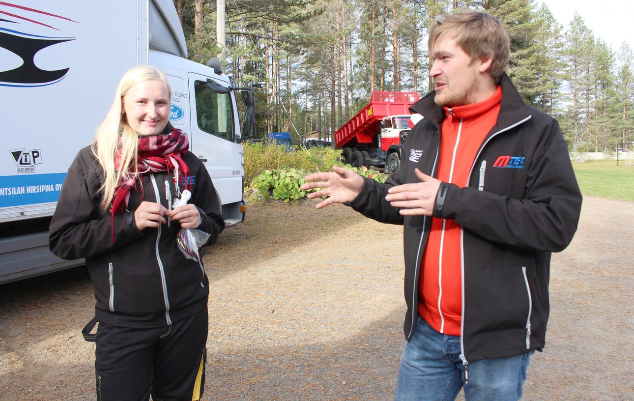 Mäkelän sisarukset Milla ja Miika kertoivat markkinavieraille kesän kisakuulumisista. Milla Mäkelä sijoittui Formula Fordien SM-ratakaudella neljänneksi ja Miikka oli tiiminsä kanssa BMW Xtreme-cupin viides. Taustalla näkyy Pentti Äijälän entisöity kuorma-auto.