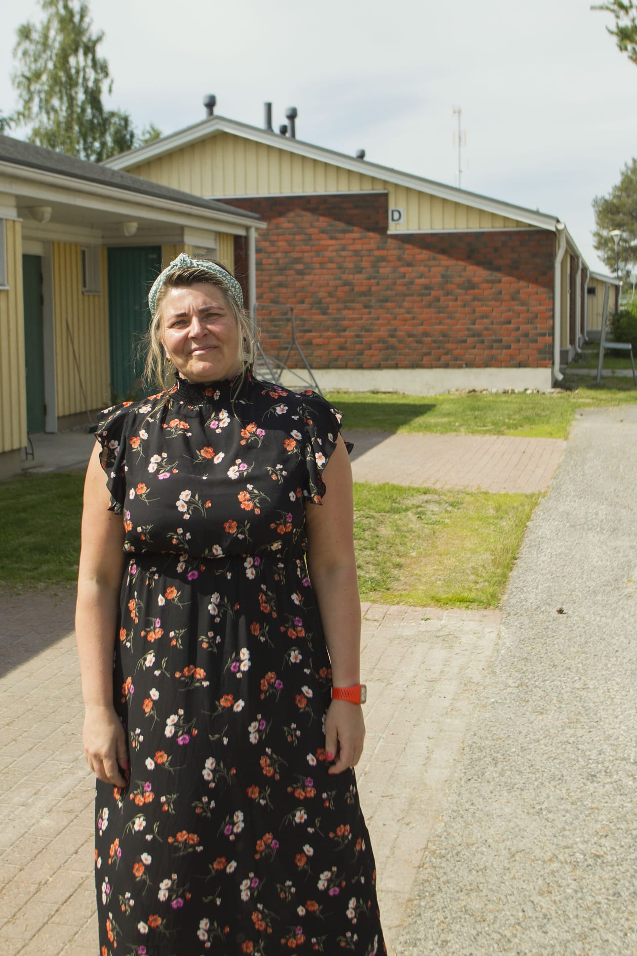 Vanhuspalveluiden ohjaaja Kaija Rautio kertoo Tervolan palveluasumisesta vanhusten rivitalojen edustalla, Tervolan terveyskeskuksen pihapiirissä.