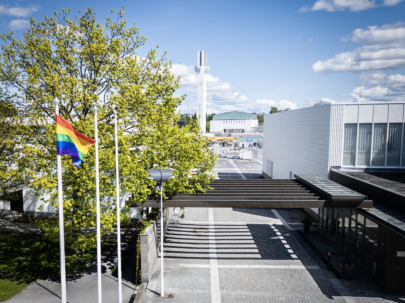 Kirjoittajan mielestä Seinäjoella ei saisi Pride-lippua nostaa kaupungin lippusalkoihin. Arkistokuvassa lippu on Seinäjoen kaupunginteatterin lipputangossa.
