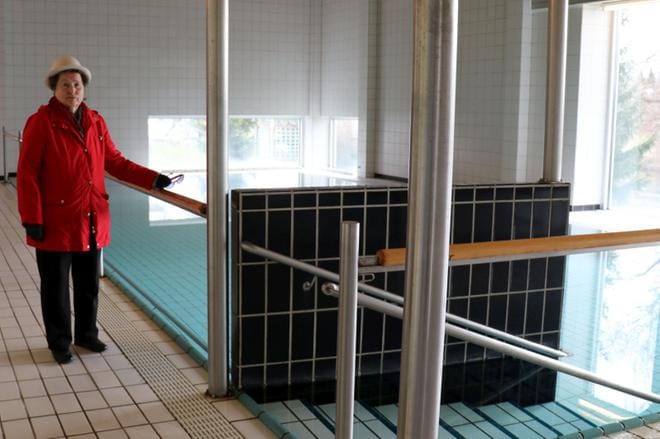 – Tämä on keidas Kauhavalla, todella tarpeellinen palvelu monille ihmisille, Helmirannan allasosaston mielenilmauksen ensi maanantaiksi järjestänyt Eeva Haapsaari luonnehtii. Allasosasto on menossa kiinni, koska kiinteistön omistajalla ei ole varoja remonttiin. KUVA: MARIANNE LÄHDE