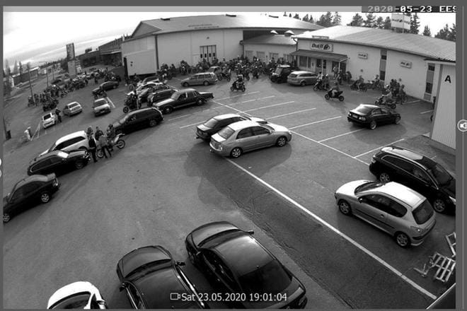 Duell Bike-Centerin valvontakamera näyttää mopomiitin ensimmäisen kierroksen lauantai-iltana. KUVA: DUELL BIKE-CENTER