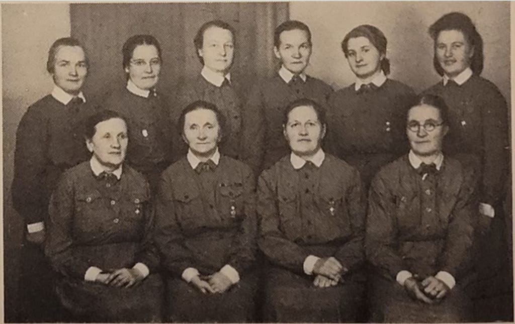 Kuvassa ovat Kempeleen lottien viimeiset johtokunnan jäsenet vuonna 1944. Lyyli Takaluoma on ylärivin oikeassa reunassa.