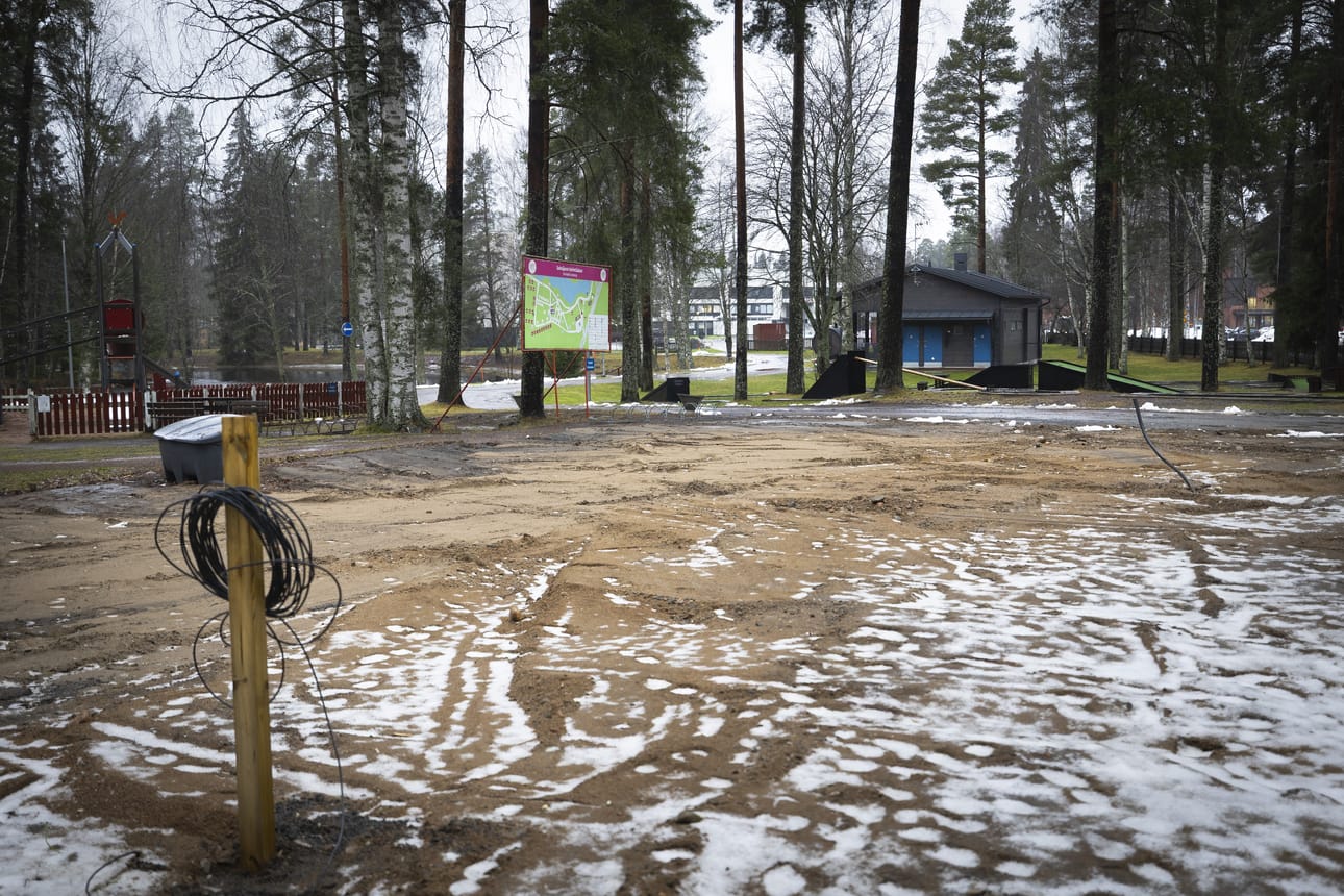 Seinäjoen leirintäalue toimii Törnävällä. Törnäväntien varressa näkyviä maamerkkejä ovat olleet minigolfrata ja nyt purettu punainen vastaanottorakennus.