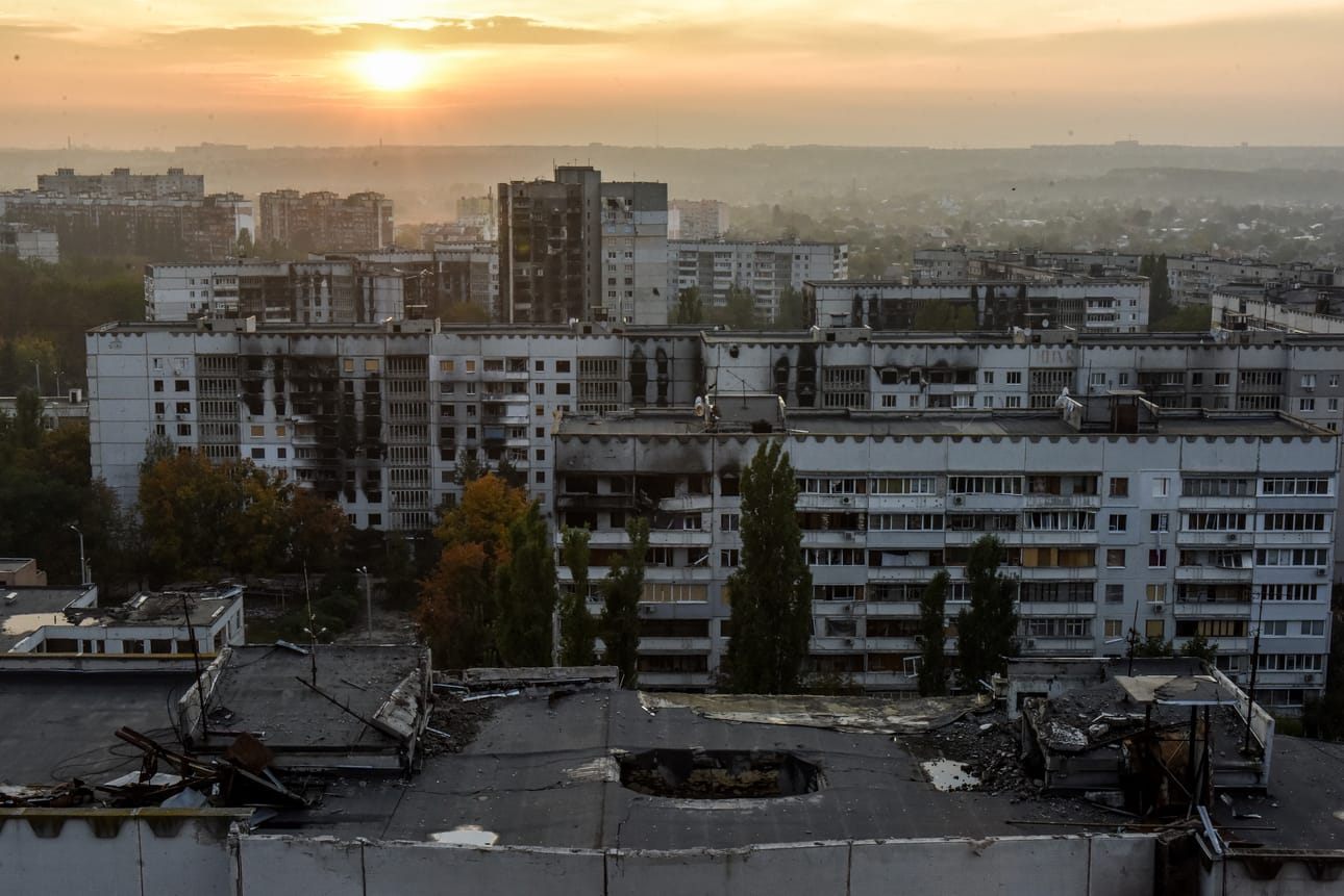 Tuhottuja kerrostaloja Harkovan lähellä. Alueella on taisteltu sodan alusta asti. Nyt se on Ukrainan hallinnassa.