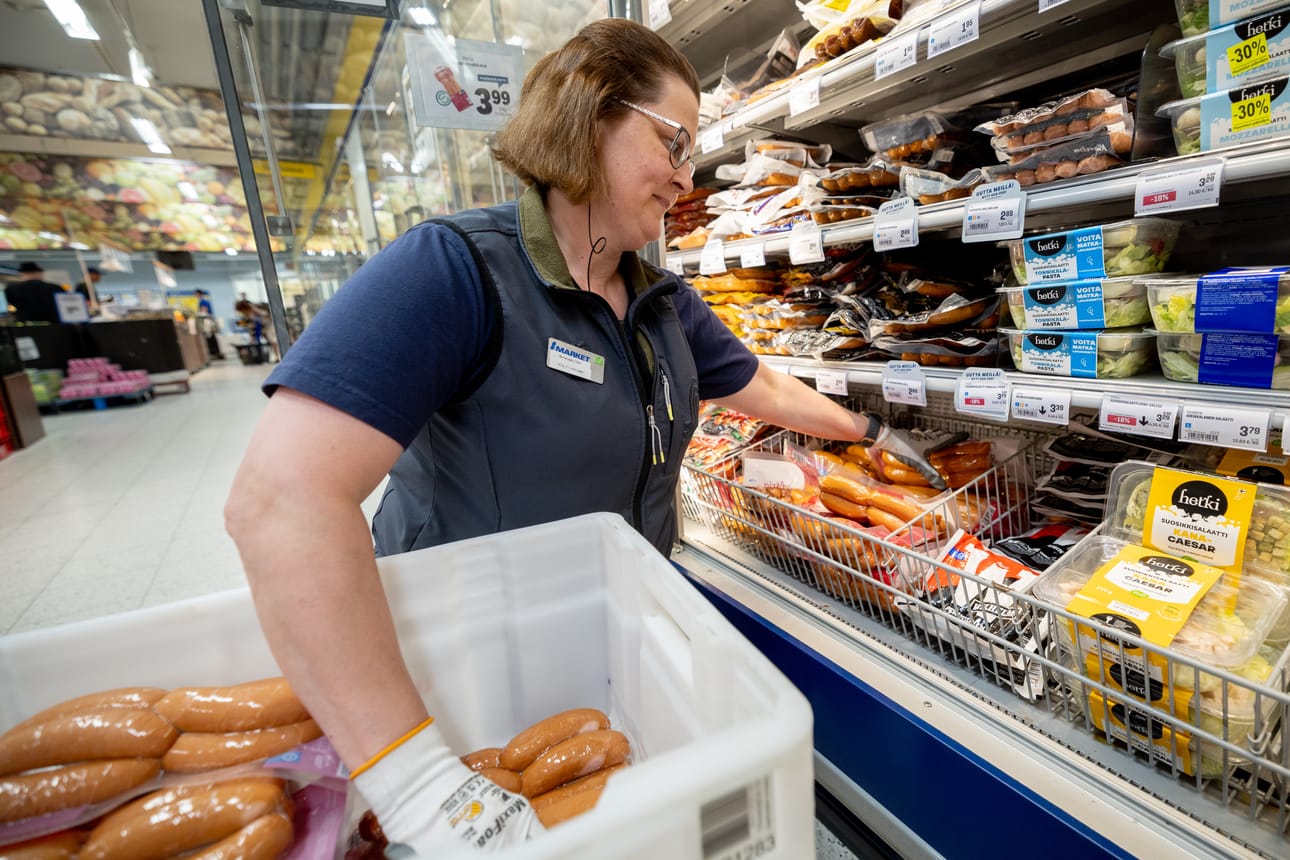 Kuortaneen S-marketin marketpäällikkö Aila Yli-Kohtamäen mukaan makkaran myynti moninkertaistuu juhannuksena.