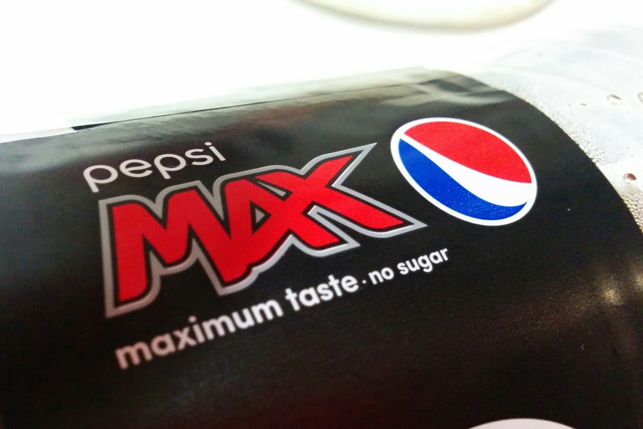Pepsi Max -logo ei takaa, että tölkissä on limonadia.