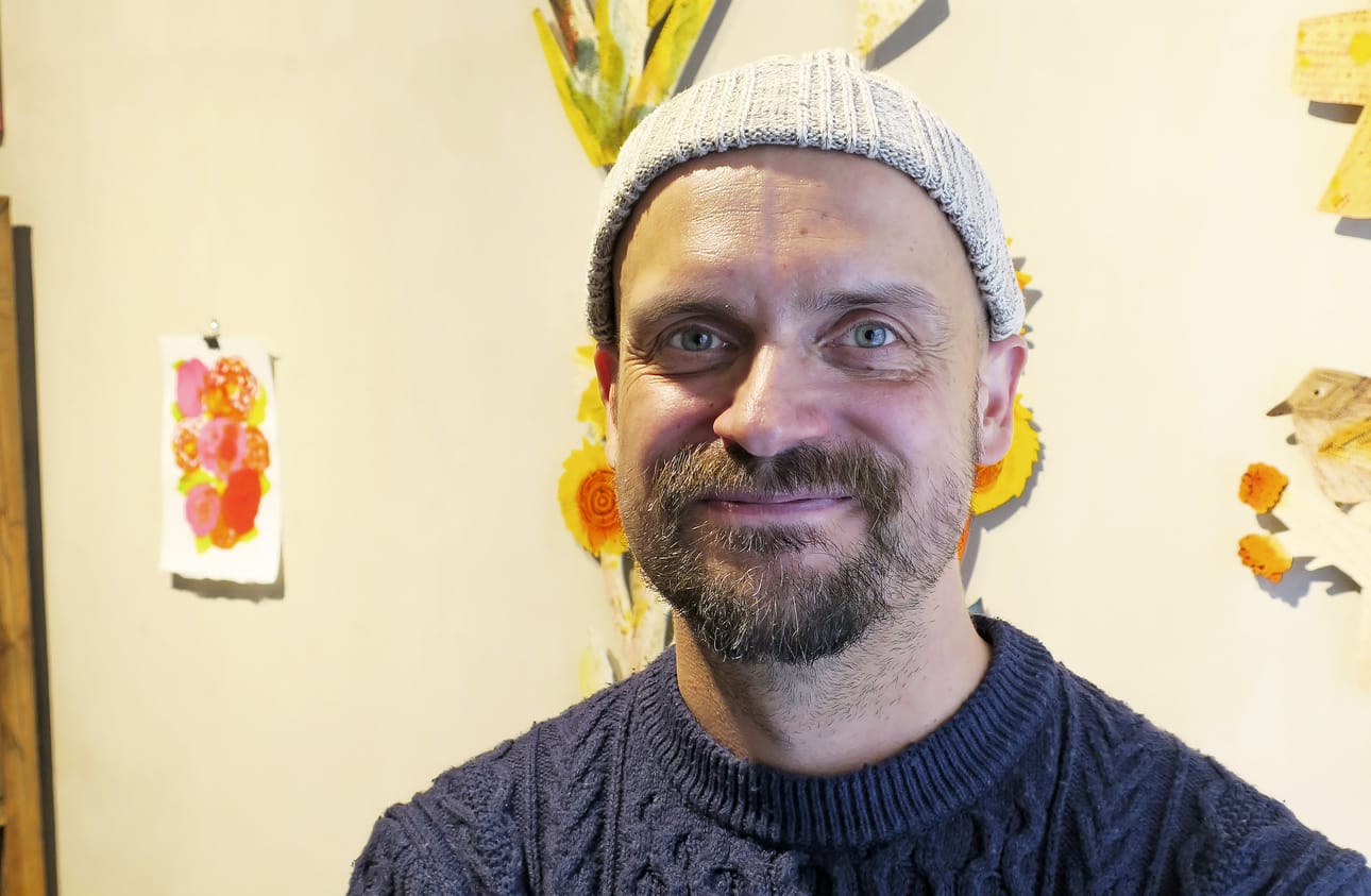 Taiteilija Matti Pikkujämsä saa ideoita kaikkialta ympäriltään, etenkin metsästä ja luonnosta. Arkistokuva vuodelta 2020.