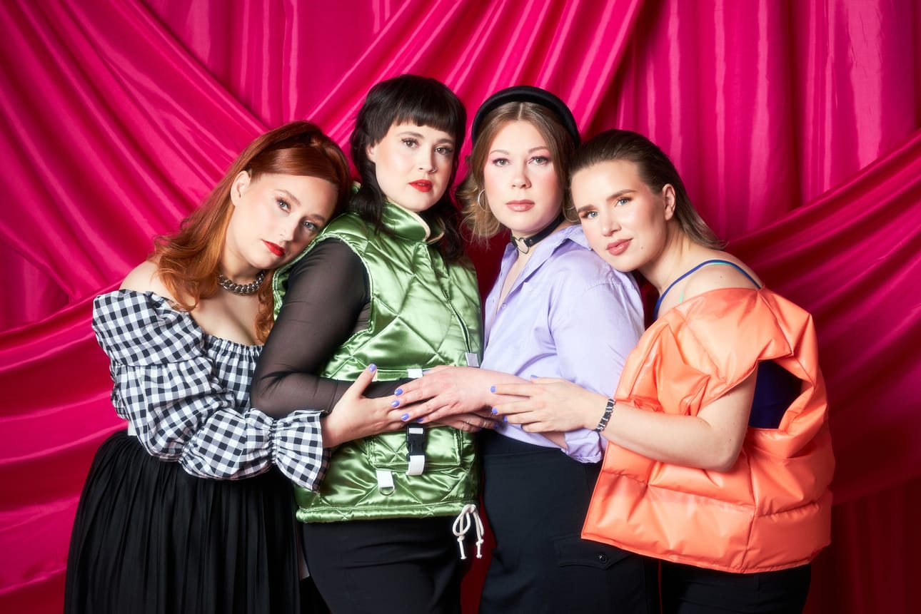 Enkel -yhtyeen muodostavat Maija Pokela (vas.), Leija Lautamaja, Miia Palomäki ja Iida Savolainen.