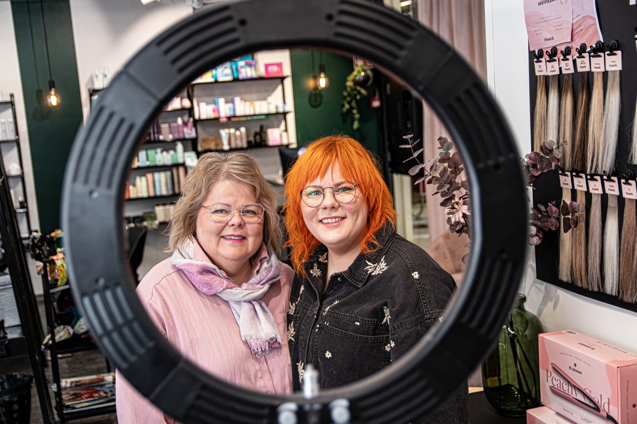 Hiusputiikki NHP:ssä on viime aikoina mietitty tulevaisuutta paljon, kun Jaana Mustosen (vas.) tytär Susanna Käkelä suunnittelee yrittäjän saappaisiin hyppäämistä.