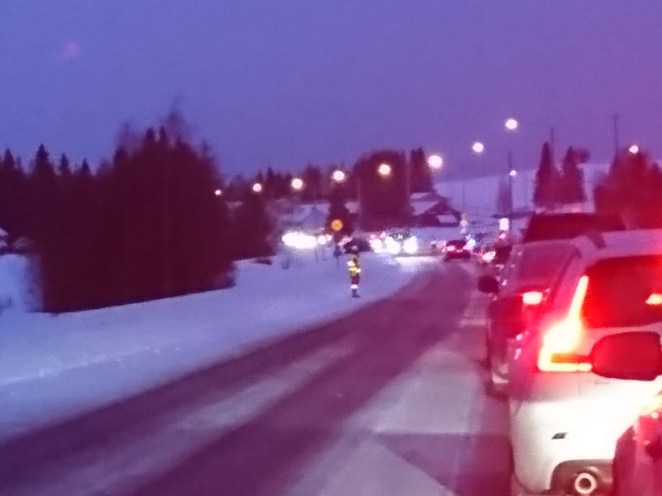Onnettomuuspaikan pelastus- ja raivaustyöt ovat käynnissä ja paikalla on liikenteenohjaus.