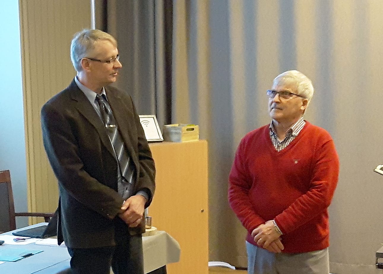 Ilmari Ojakoski (oik.) sai Suomen riistakeskuksen kultaisen ansiomerkin tunnustuksena pitkäaikaisesta työstä, jota hän on tehnyt riistatalouden eteen. Merkkiä luovuttamassa Oulun alueen riistapäällikkö Harri Hepo-oja.